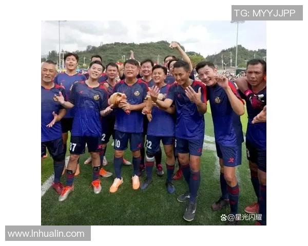 足球明星惊喜现身演唱会引发粉丝狂欢现场气氛热烈不已